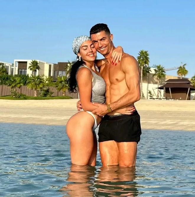 C罗被曝给乔治娜超260万的“聘礼”汽车手表名牌包投其所好